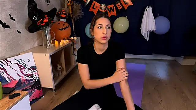 Snapshot of SharonStormy chatting on 10-31-25, 06:21 SharonStormy online show from 10-31-25, 06:21