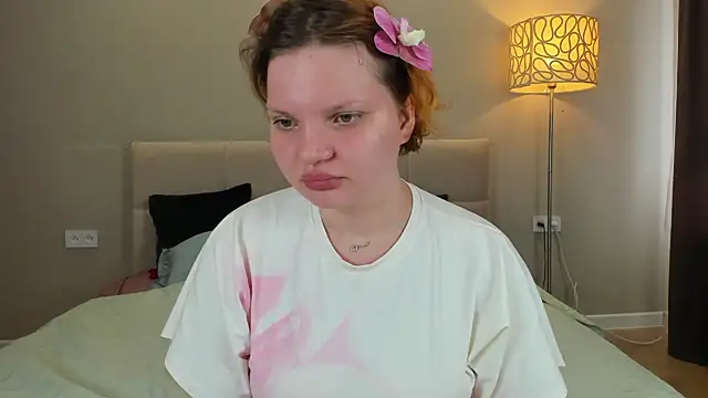 Snapshot of babyyullii chatting on 06-12-26, 01:47 babyyullii online show from 06-12-26, 01:47