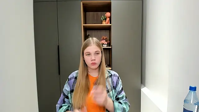 LuciaTiell online show from 10-28-25, 08:46