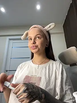 Snapshot of KissMeSashaPlz chatting on 10-31-25, 01:13 KissMeSashaPlz online show from 10-31-25, 01:13