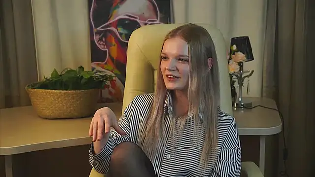 Snapshot of BrennaTout chatting on 10-28-25, 12:26 BrennaTout online show from 10-28-25, 12:26