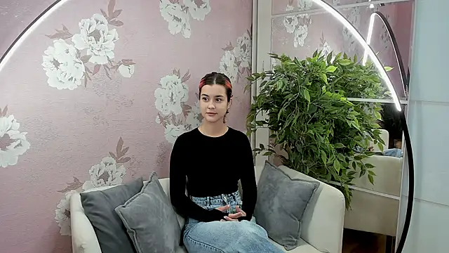 SharieTenuta online show from 11-03-25, 09:35