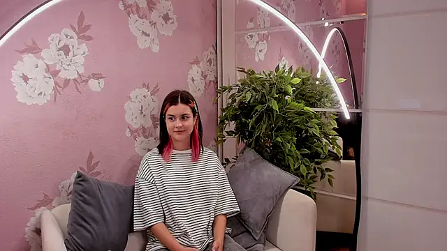 SharieTenuta online show from 11-01-25, 11:37