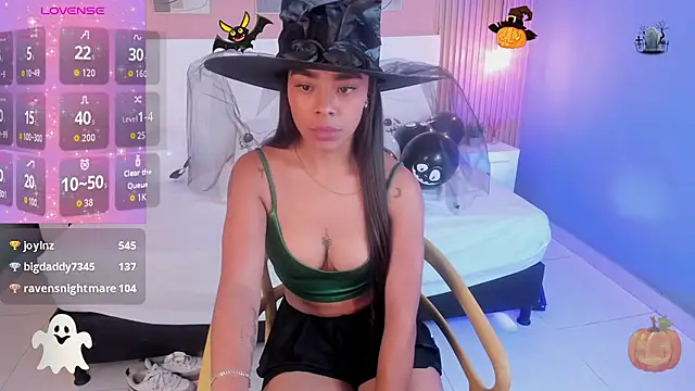 Snapshot of SoffiaDams2 chatting on 10-31-25, 12:02 SoffiaDams2 online show from 10-31-25, 12:02