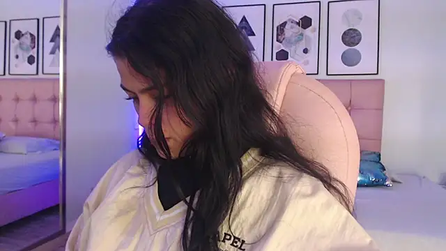 KikiVelvet online show from 01-07-26, 08:03