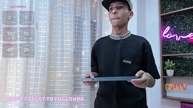 Max Steell online show from 10-30-25, 01:04