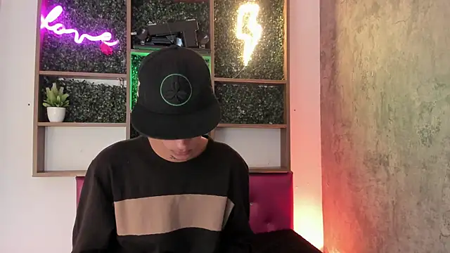 Snapshot of Max_Steell chatting on 10-28-25, 05:50 Max Steell online show from 10-28-25, 05:50