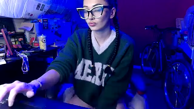 Snapshot of DaniDoodles420 chatting on 11-17-25, 11:31 DaniDoodles420 online show from 11-17-25, 11:31