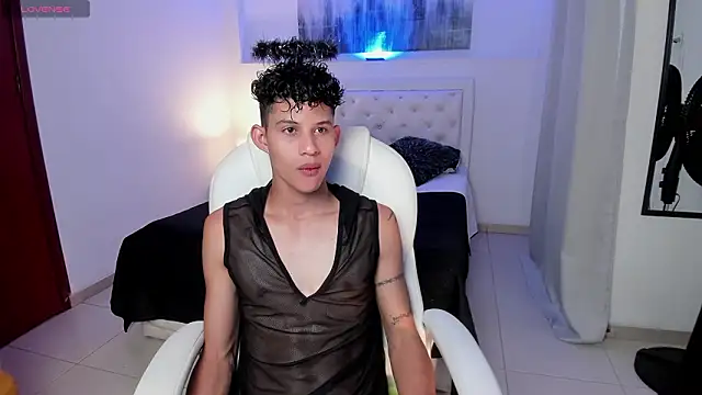 Snapshot of KamiSuarez chatting on 02-25-26, 06:41 KamiSuarez online show from 02-25-26, 06:41