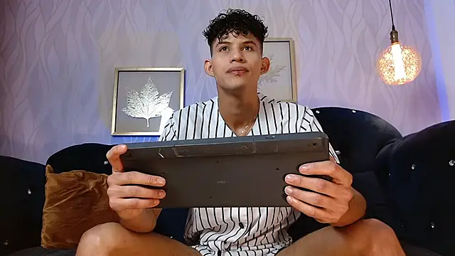 KamiSuarez online show from 11-06-25, 06:23