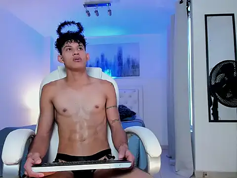 KamiSuarez online show from 11-21-25, 06:51