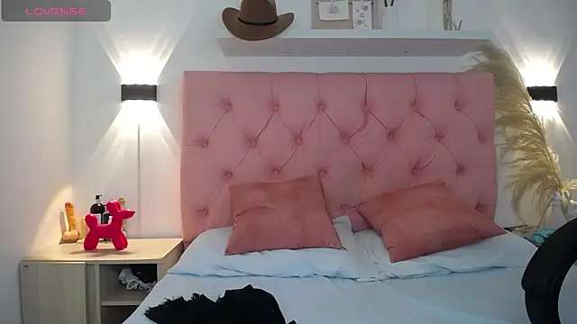 victoria 243 online show from 12-15-25, 05:57