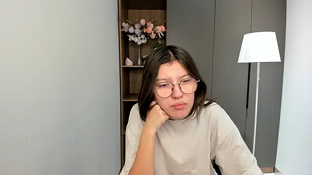 VickieChantos online show from 10-30-25, 05:06