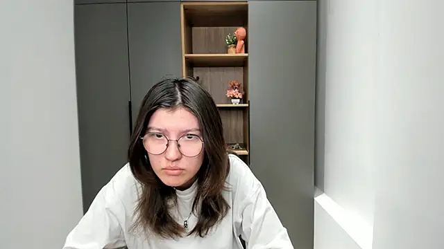 VickieChantos online show from 10-29-25, 04:44