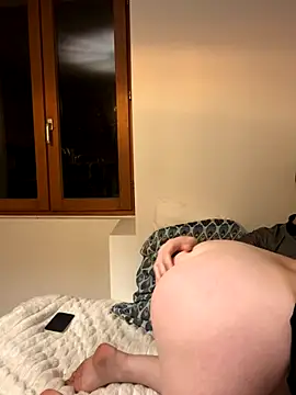 Snapshot of grosculsexy22 chatting on 11-15-25, 08:24 grosculsexy22 online show from 11-15-25, 08:24