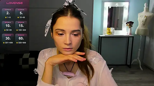 Hana Flo  online show from 12-15-25, 02:12