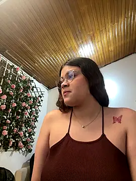 Snapshot of Tharafresneda_ chatting on 10-29-25, 02:27 Tharafresneda  online show from 10-29-25, 02:27