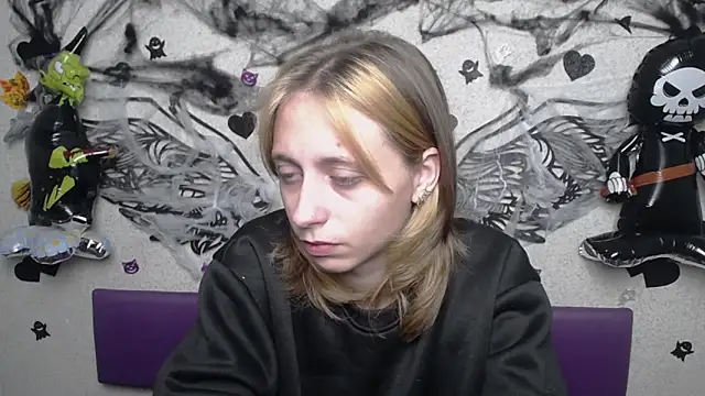 Snapshot of TracyLll chatting on 10-29-25, 02:38 TracyLll online show from 10-29-25, 02:38