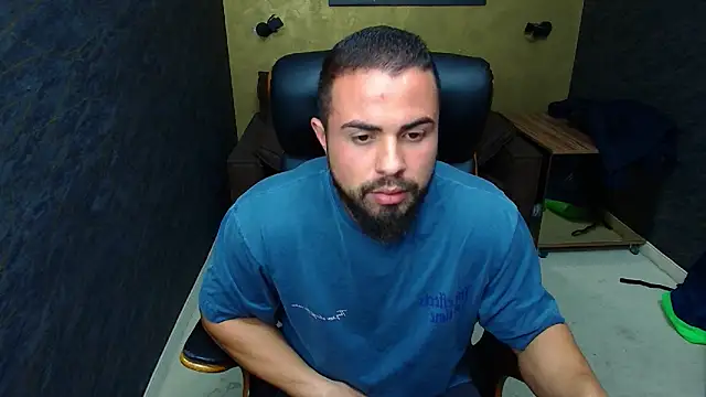 Snapshot of HayesWood chatting on 10-31-25, 05:59 HayesWood online show from 10-31-25, 05:59