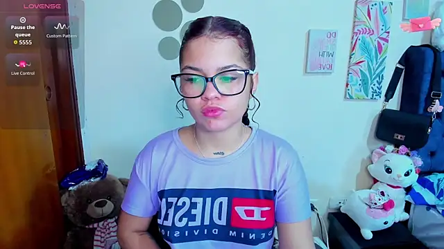 Emma boo online show from 11-18-25, 04:43