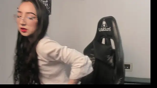 Snapshot of LindsayWild chatting on 11-03-25, 06:44 LindsayWild online show from 11-03-25, 06:44