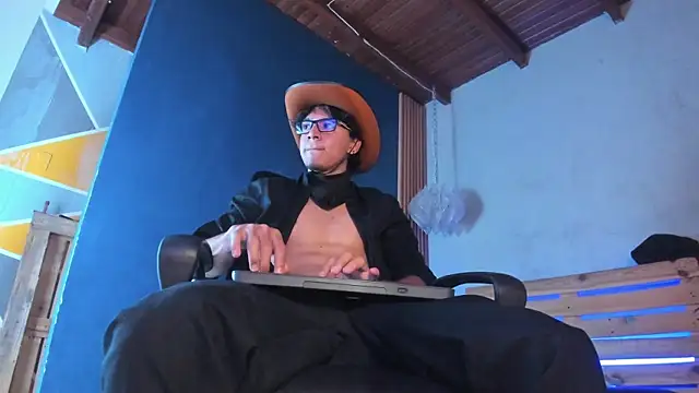 Snapshot of kane_del_toro chatting on 10-31-25, 01:41 kane del toro online show from 10-31-25, 01:41