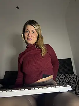 Romy-R-O online show from 06-19-26, 03:34