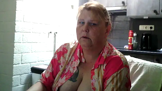 Snapshot of Sylviastar46 chatting on 05-10-26, 09:13 Sylviastar46 online show from 05-10-26, 09:13