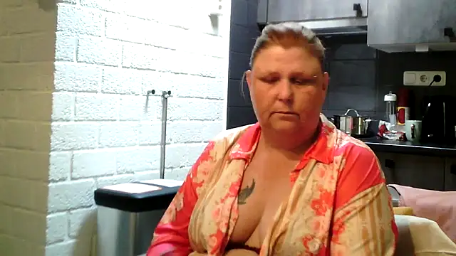 Snapshot of Sylviastar46 chatting on 05-08-26, 02:10 Sylviastar46 online show from 05-08-26, 02:10