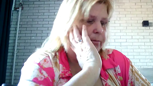 Snapshot of Sylviastar46 chatting on 04-19-26, 08:04 Sylviastar46 online show from 04-19-26, 08:04