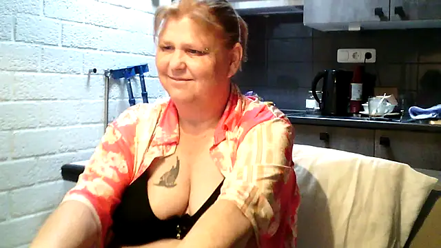 Snapshot of Sylviastar46 chatting on 05-07-26, 07:23 Sylviastar46 online show from 05-07-26, 07:23