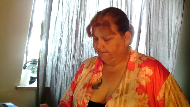 Snapshot of Sylviastar46 chatting on 06-11-26, 08:00 Sylviastar46 online show from 06-11-26, 08:00