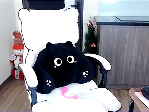 Luna loveU online show from 12-16-25, 03:16