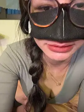 Snapshot of trinhvutrinh chatting on 11-18-25, 01:32 trinhvutrinh online show from 11-18-25, 01:32