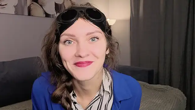 Snapshot of LauraYoungg chatting on 10-30-25, 07:44 LauraYoungg online show from 10-30-25, 07:44