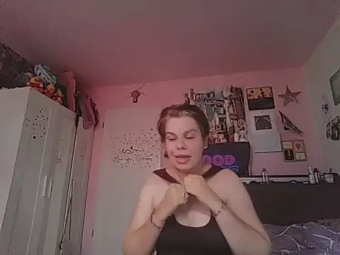 Snapshot of Carolineisback chatting on 06-18-26, 03:28 Carolineisback online show from 06-18-26, 03:28