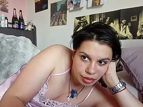 Snapshot of Carolineisback chatting on 05-10-26, 03:47 Carolineisback online show from 05-10-26, 03:47