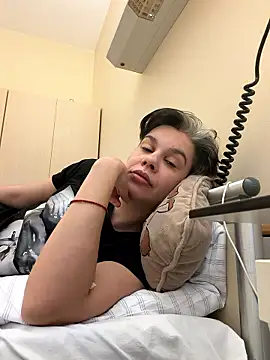 Snapshot of Carolineisback chatting on 02-02-26, 08:02 Carolineisback online show from 02-02-26, 08:02