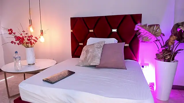 HannaaWells online show from 03-09-26, 03:04