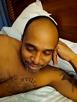 Snapshot of TraddyZaddy chatting on 10-31-25, 03:47 TraddyZaddy online show from 10-31-25, 03:47