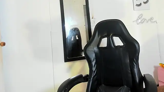 Evaa white online show from 01-10-26, 12:44