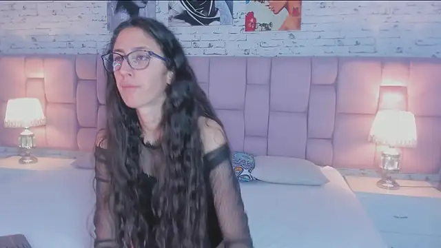 Snapshot of GirafMusic chatting on 11-14-25, 01:04 GirafMusic online show from 11-14-25, 01:04