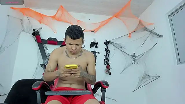 Snapshot of Steven19_LatinBoy chatting on 10-31-25, 12:02 Steven19 LatinBoy online show from 10-31-25, 12:02