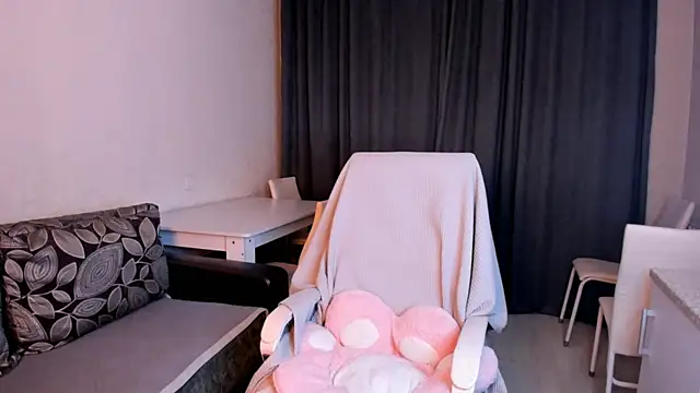 leyaleen online show from 10-31-25, 01:52