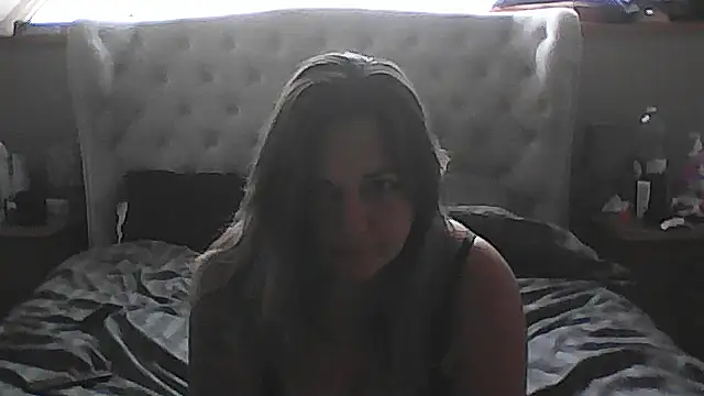 Snapshot of wetbox2 chatting on 10-31-25, 11:51 wetbox2 online show from 10-31-25, 11:51