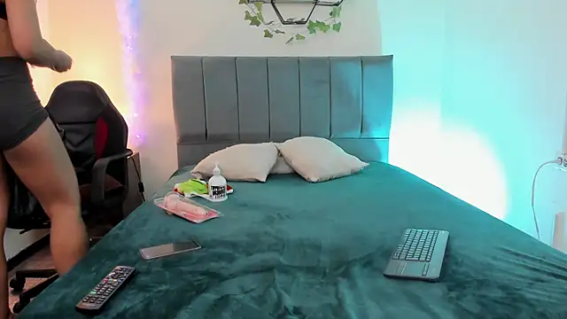 Lucerop  online show from 12-19-25, 03:10