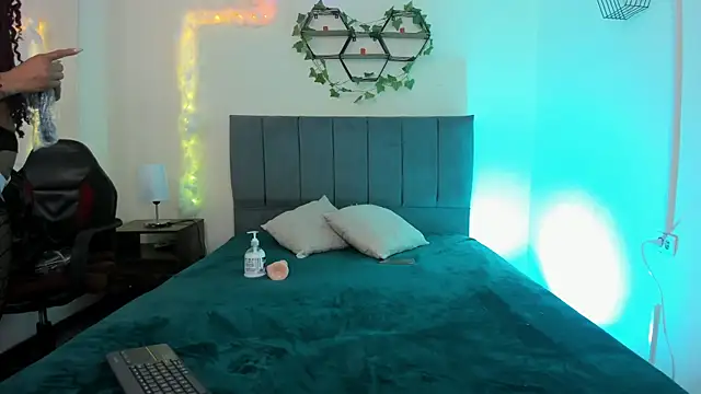 Lucerop  online show from 12-21-25, 03:52