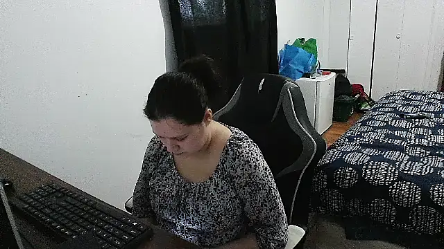Snapshot of GlitterAuburn chatting on 04-29-26, 03:05 GlitterAuburn online show from 04-29-26, 03:05