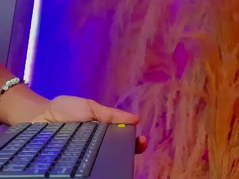 Leo Glow online show from 01-10-26, 10:10