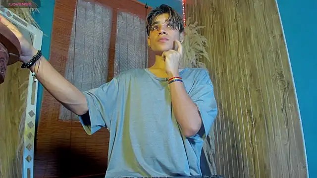 Leo Glow online show from 12-03-25, 01:10